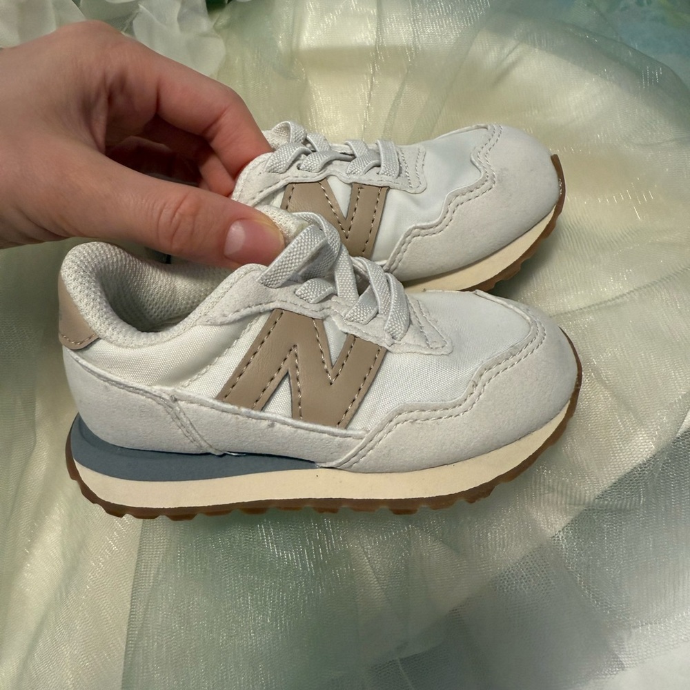 New balance 237 Kids White and Tan Sneakers size 6 (EU22.5) NEW
12.5 cm